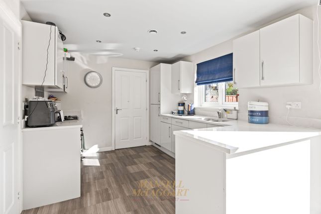 9 Cornwell Avenue, Crawley photo 4