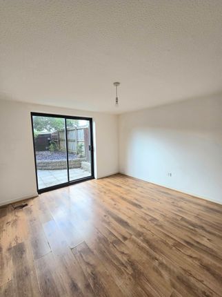 24 Caer Newydd, Bridgend photo 2