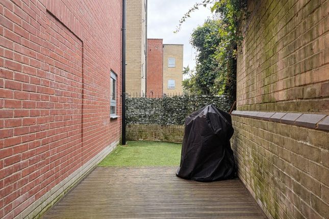 Flat 7 Redbourn Court, 1177 Newham Way, London photo 5