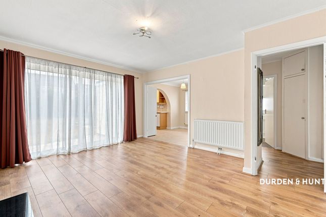17 Hunter Drive, Hornchurch photo 4