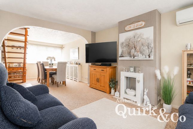 3, Birch Close, Canvey Island photo 2