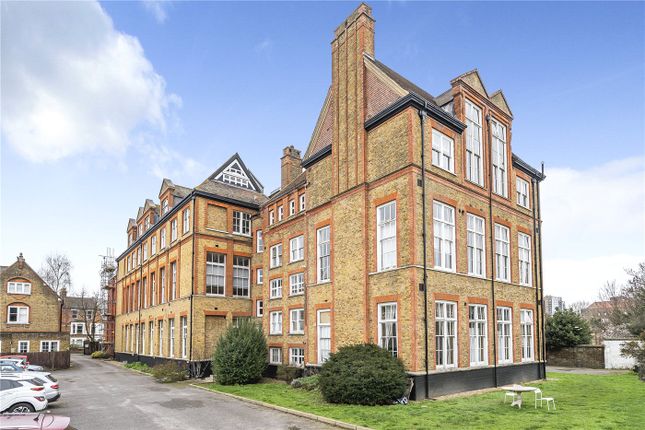 Flat for sale in York Grove, London