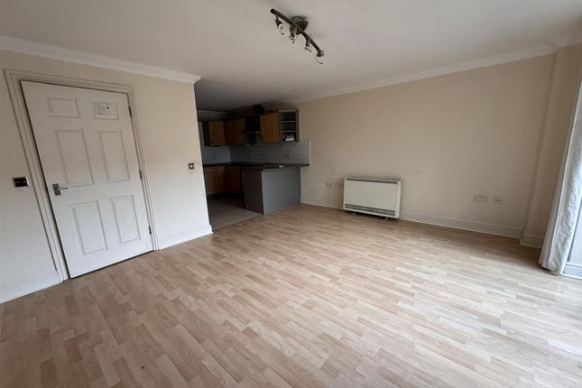6, Pond House, Chertsey photo 2