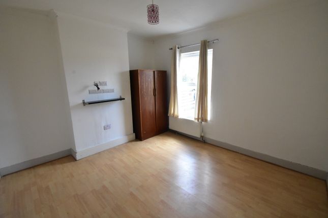 Terraced house to rent in Butlin Road, Luton, Bedfordshire