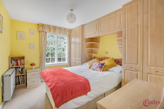 13 Everard Court, Crothall Close, London photo 3