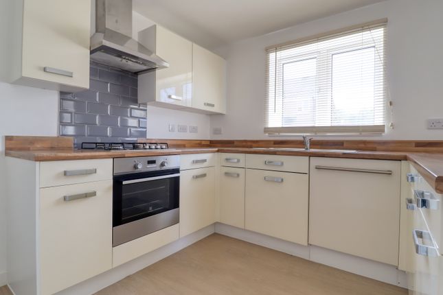 4, Salthrop Rise, Swindon photo 2