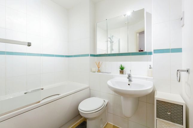 Flat for sale in Canal Road, Gravesend, Kent