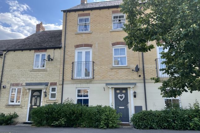 Town house to rent in Elmhurst Way, Carterton, Oxfordshire OX18