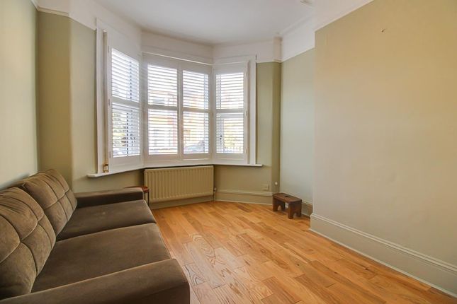 28, Rochford Avenue, Westcliff-on-Sea photo 3