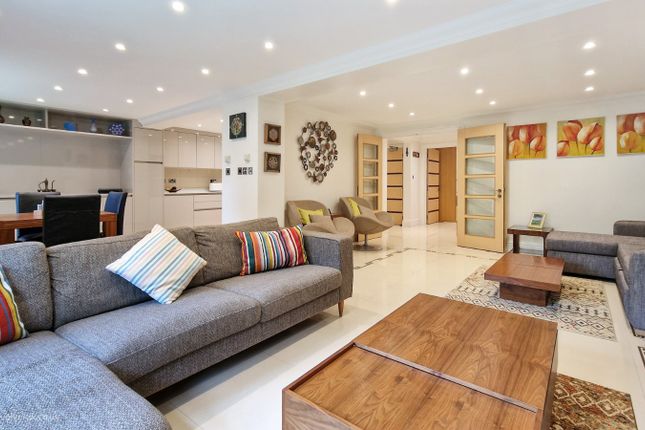 Flat for sale in Woodlands Close, Gerrards Cross, Buckinghamshire