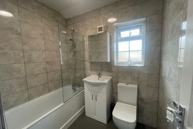 Ascot Gardens, Southall photo 4