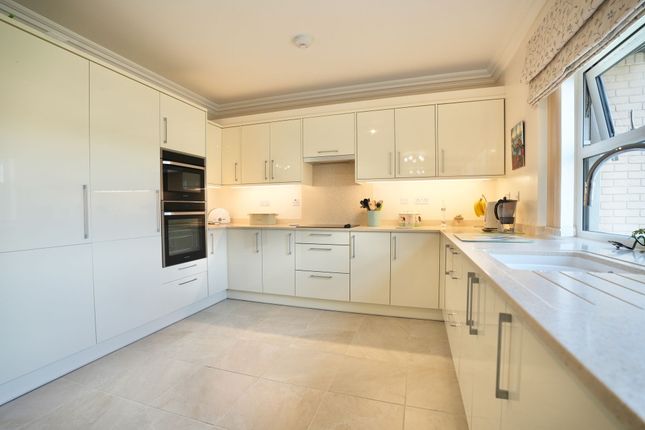 6 Oakwood House Barclay Court Gardens, Cromer photo 4