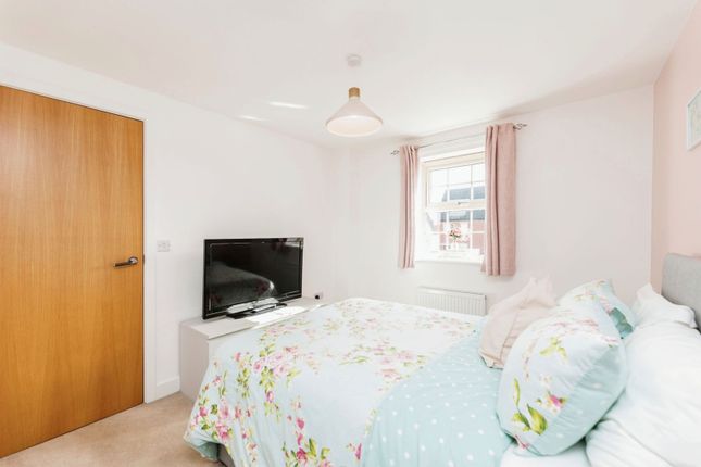 Town house for sale in Larkspur Drive, Pontefract
