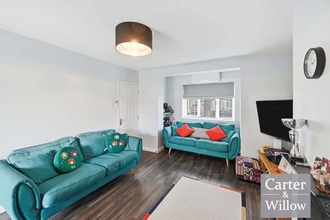 4, Dronfield Gardens, Dagenham photo 3