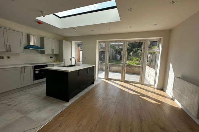 10, Cascade Road, Buckhurst Hill photo 3