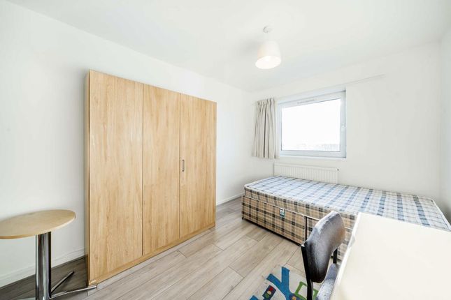 Flat 43, Hindhead Point, Wanborough Drive, London photo 4