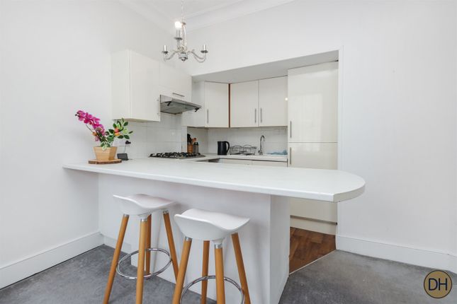 32, Flat 3, St. Peter's Street, London photo 3