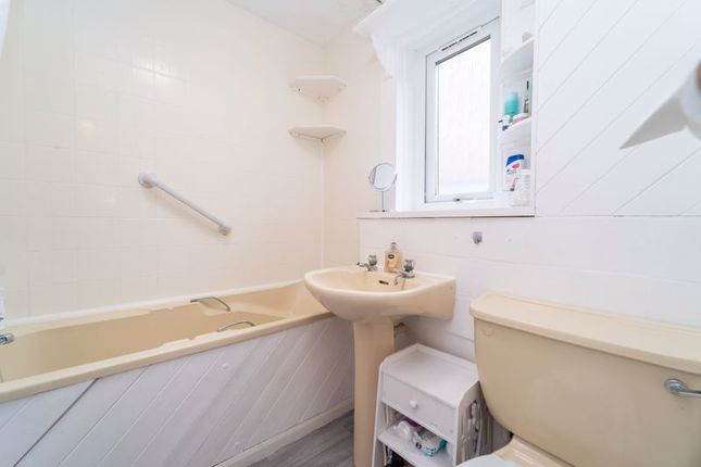 Flat for sale in Maryfield Park, Mid Calder, Osd