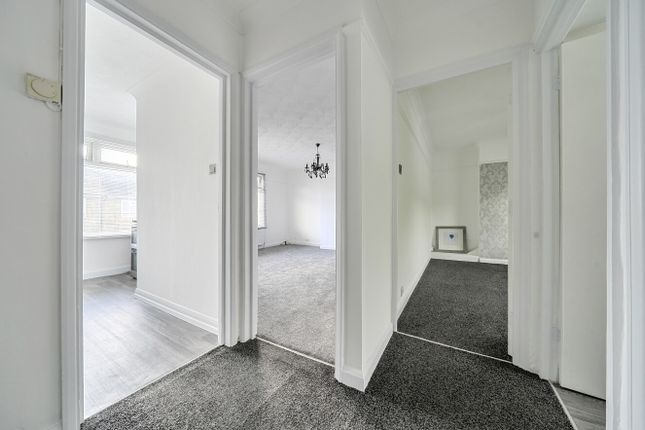 Flat, 137a, Waterdales, Northfleet photo 3