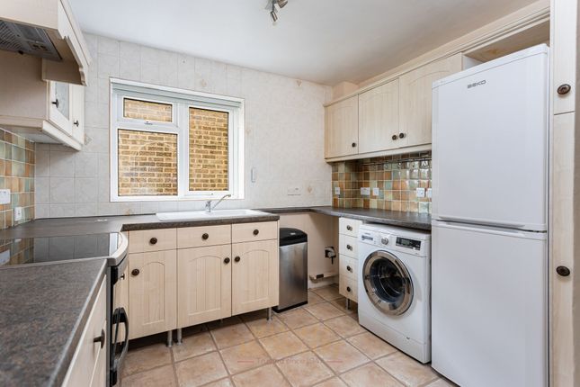 17 Grovelands, Horley photo 4