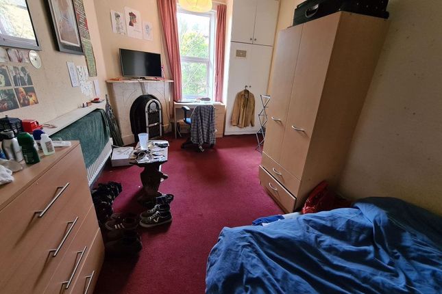 A Cozy Bedroom Featuring A Comfortable Single Bed ...