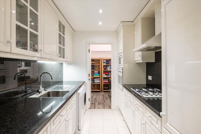 Flat for sale in Palace Court, London