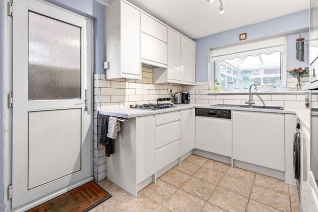 8 Beechey Close, Crawley photo 3
