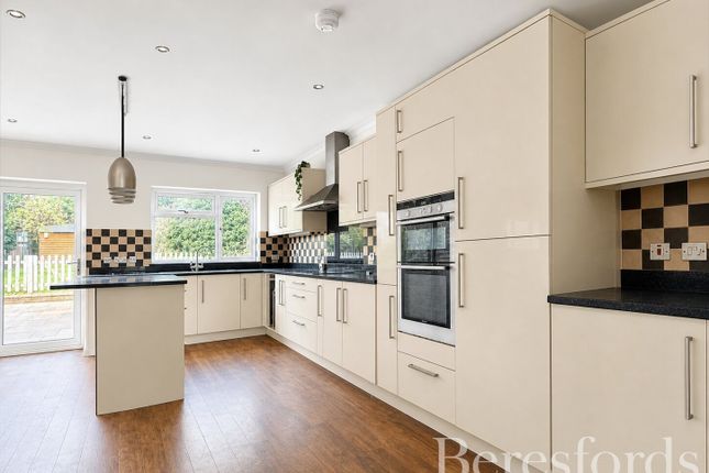 Elmhurst Drive, Hornchurch photo 2