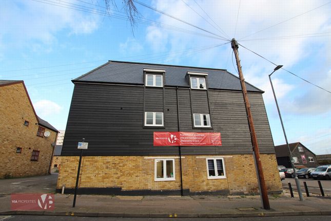 Flat to rent in Brewery Road, Hoddesdon