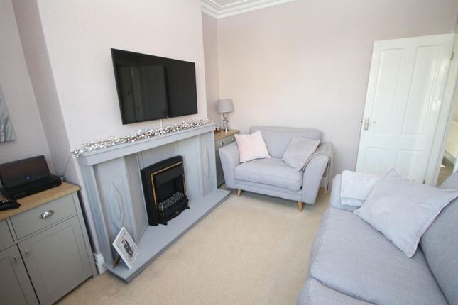 18, Albert Avenue, Bradford photo 4
