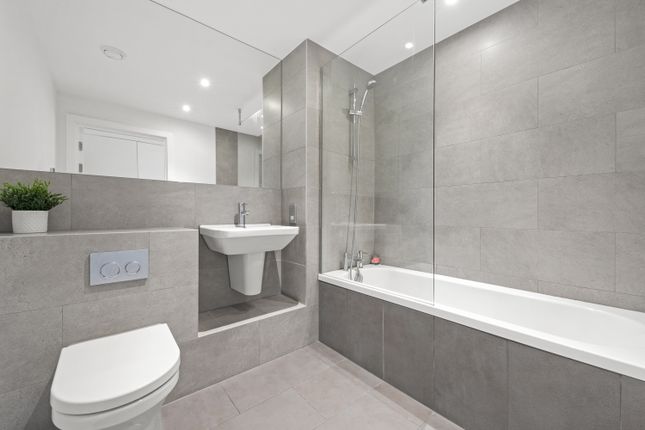 Flat for sale in Hawthorne Crescent, London