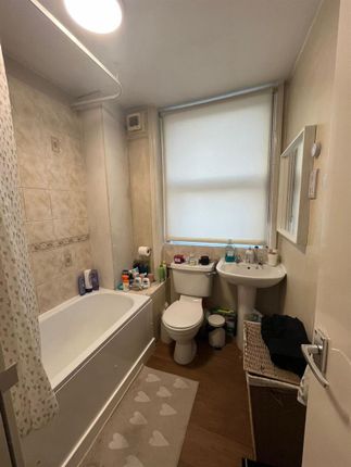 Flat 2, 728, High Road, London photo 3