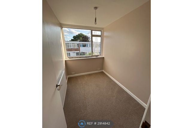 B Swanwick Close, Roehampton, London photo 5