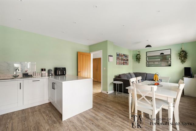 8, Ivy Grove, Colchester photo 4