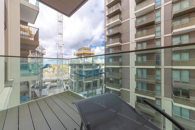 Flat for sale in Bowery Apartments, Fountain Park Way, London