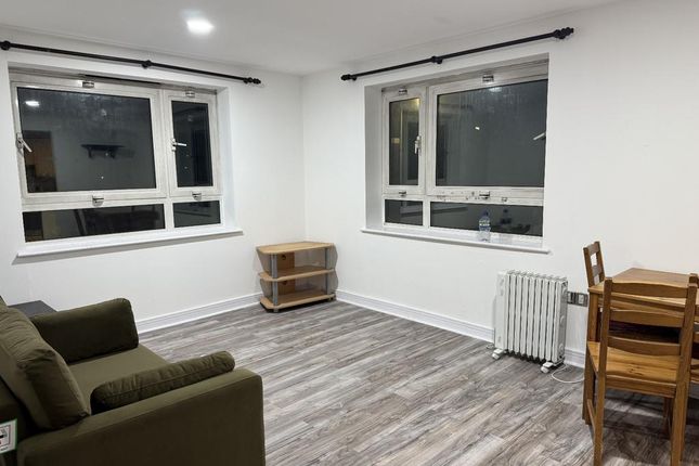 Flat 5, Spectrum Tower 2-20, Hainault Street, Ilford photo 2
