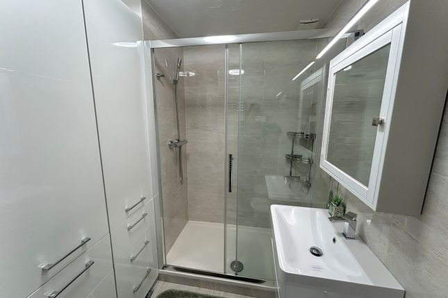 11 Mullards Close, Mitcham photo 5