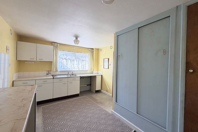 1 Tennyson Close, Pontypridd photo 2