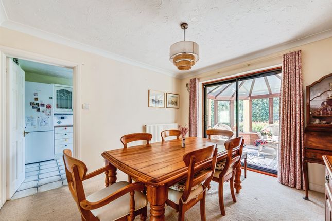 17, Arnold Way, Thame photo 4