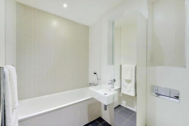 Flat to rent in Cube Apartments, Kings Cross Road, London