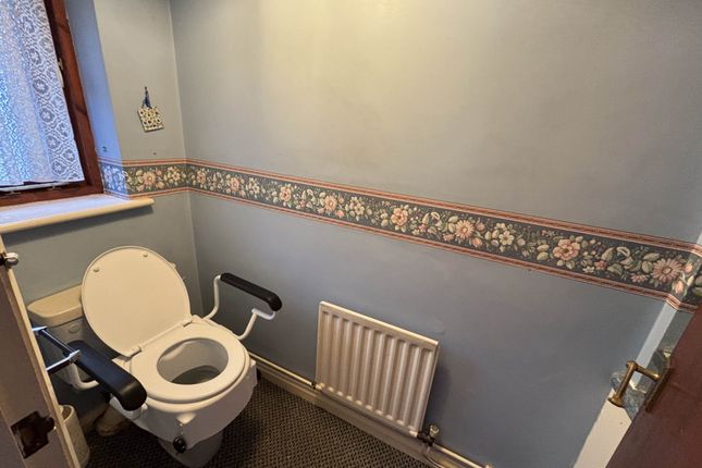 17, Birchwood, Oldham photo 4