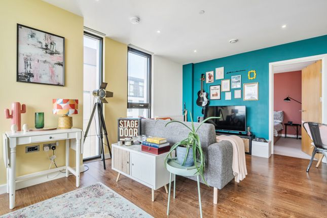 Barge Walk, Greenwich Peninsular photo 4