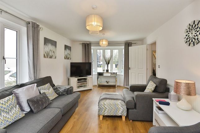 27, Curacao Crescent, Milton Keynes photo 2