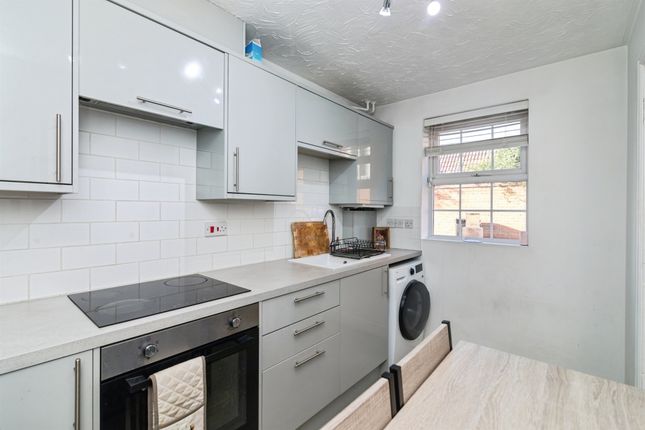46, Holystone Way, Lowestoft photo 4