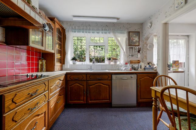 4, Greenfields Close, Surrey photo 4