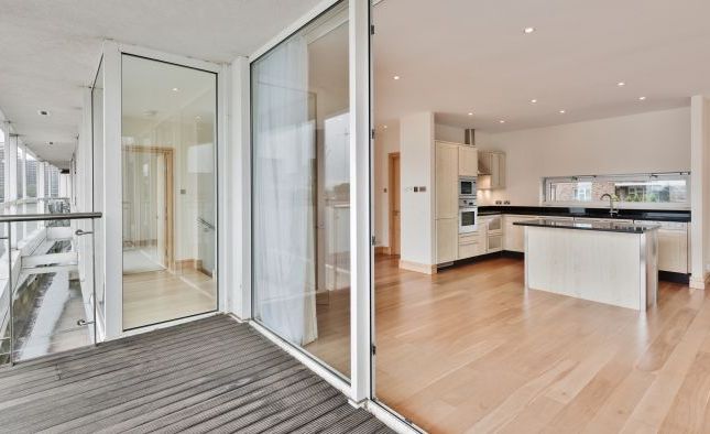 Flat 2 Eagle Wharf, 138 Grosvenor Road, London photo 3