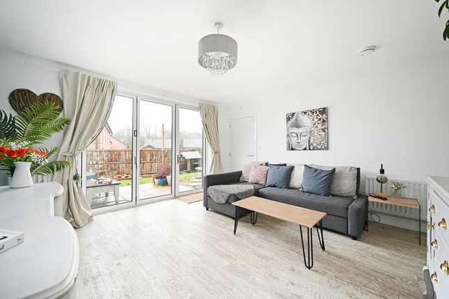 8, Henderson Close, Chesterfield photo 3
