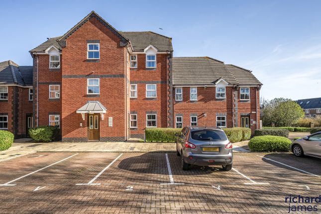 2-bed flat on Nightwood Copse, Peatmoor, Swindon, £125,000