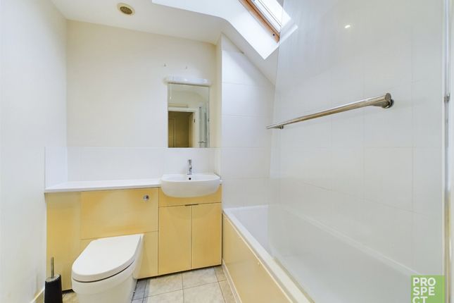 Flat for sale in Townside Court, 6 Crown Place, Reading, Berkshire