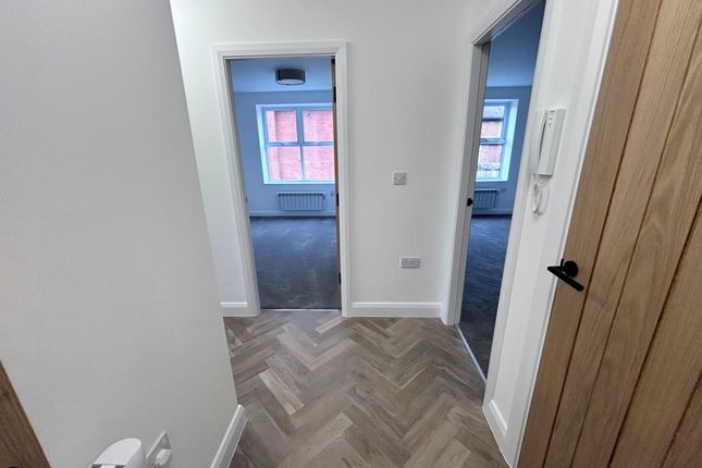 Flat to rent in Chapeltown Road, Bromley Cross